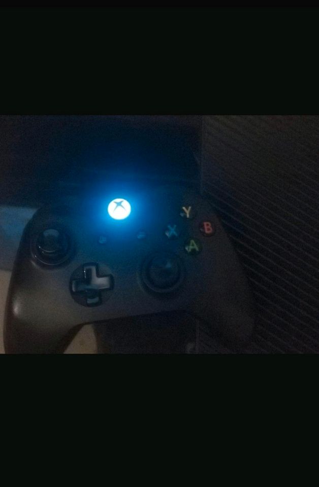 XBox One + Controller in Duisburg