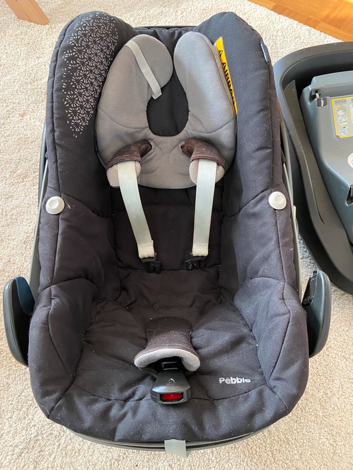 Babyschale Maxi Cosi Pebble mit Family Fix Station, Isofix in Wemding