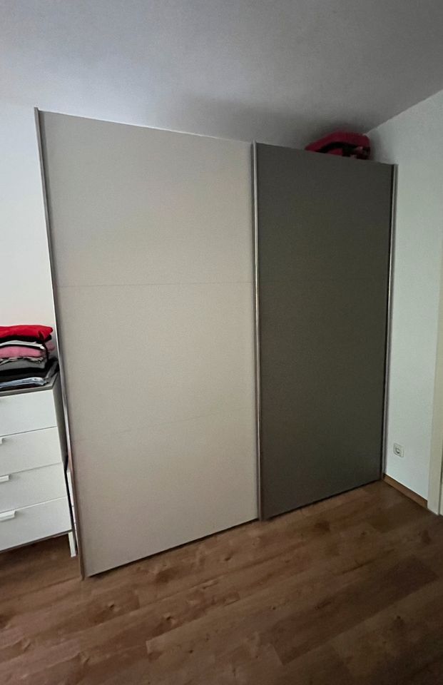 Kleiderschrank in gutem Zustand  2m Schrank in München