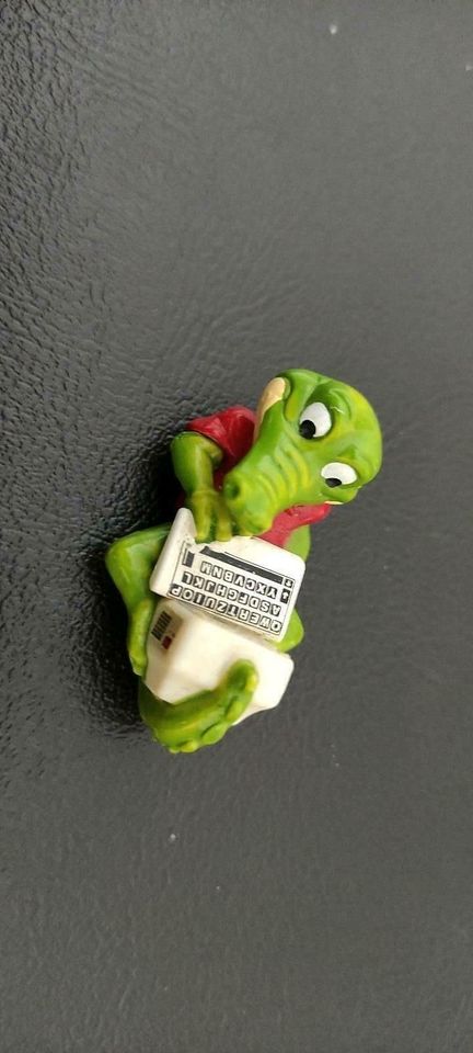 Ü-Eier Figur Krokodil mit Computer in Witten