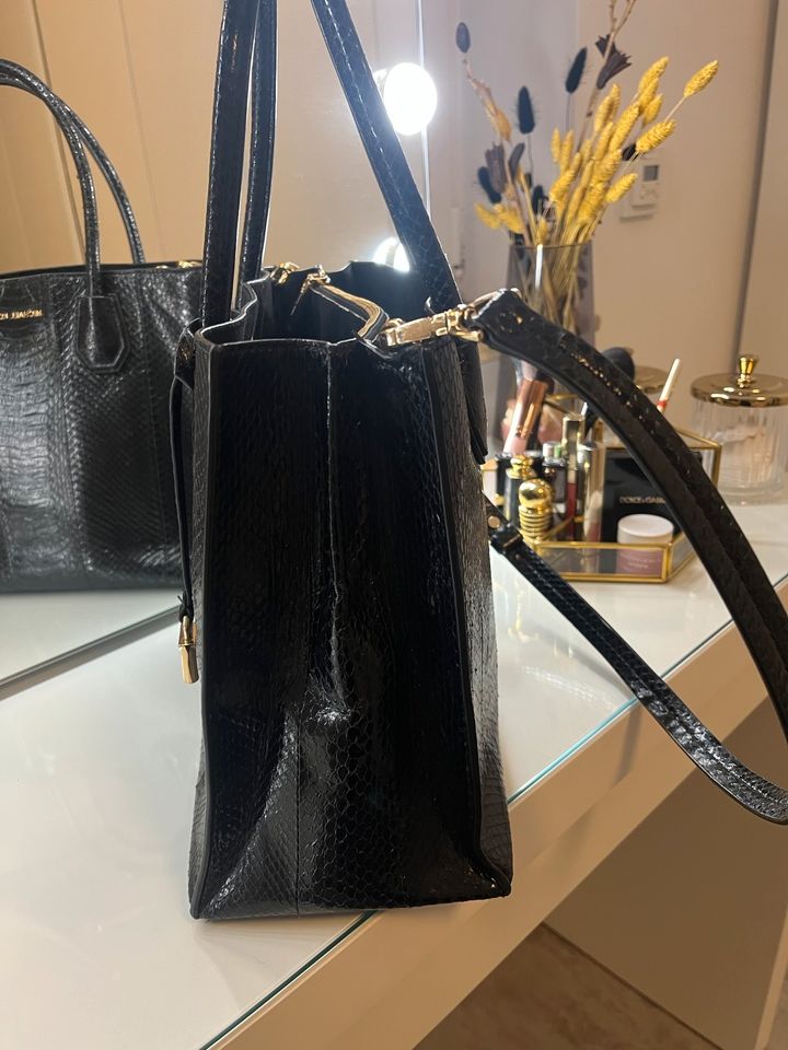 Michael Kors Tasche in schwarz mit gold, Mercer Python Shopper in Brühl