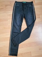 Schwarze weiche Jeans mit seitl. Bordüre von Benetton, Gr. 27 Nordrhein-Westfalen - Lüdenscheid Vorschau