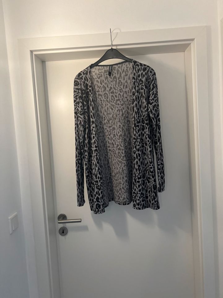 Leo Print Cardigan/Strickjacke in Kükels