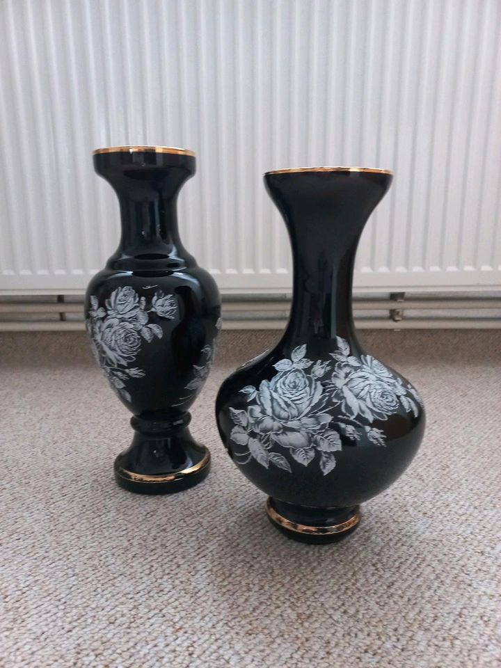 2 Schwarze Vasen in Freden