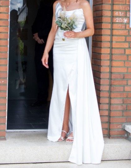 Hochzeitskleid Brautkleid Standesamt mit abnehmbarer Schleppe in Düsseldorf