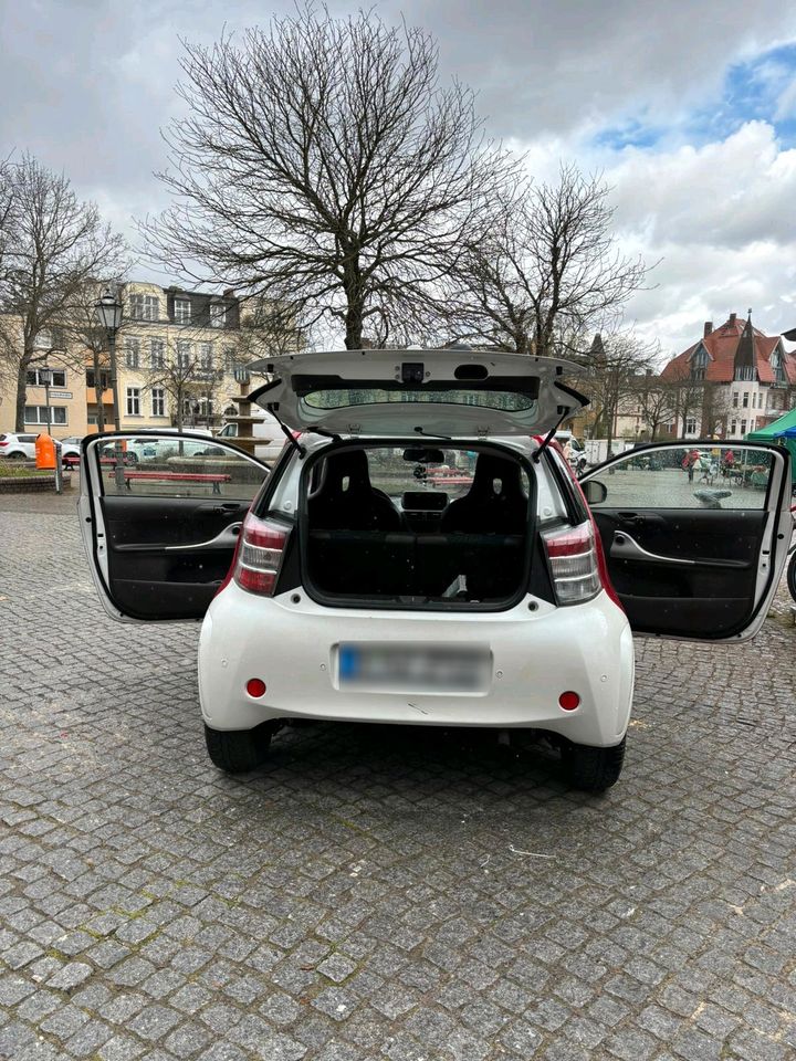 Toyota iQ Automatik 2009 in Berlin