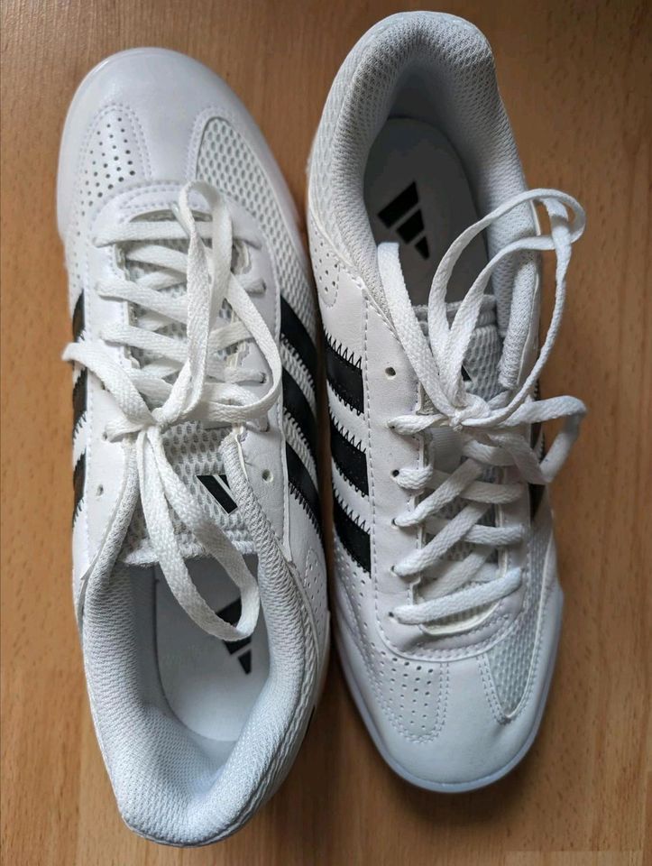 Adidas Special Light Schuhe in Halle