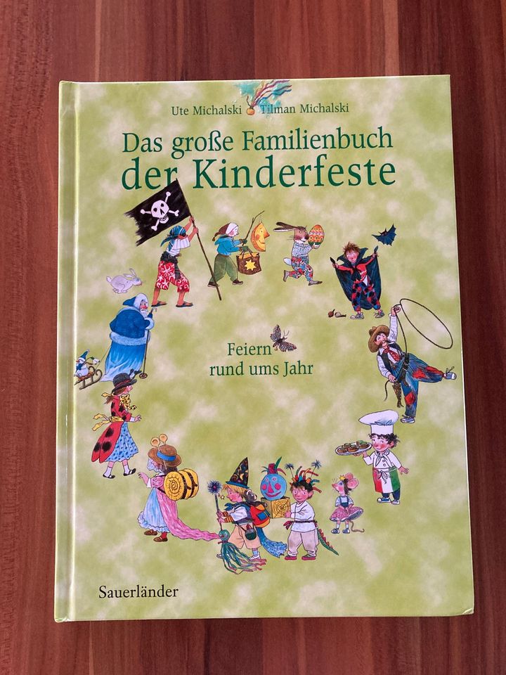 " Das große Familienbuchder Kinderfeste- Feiern rund ums Jahr" in Ditzingen
