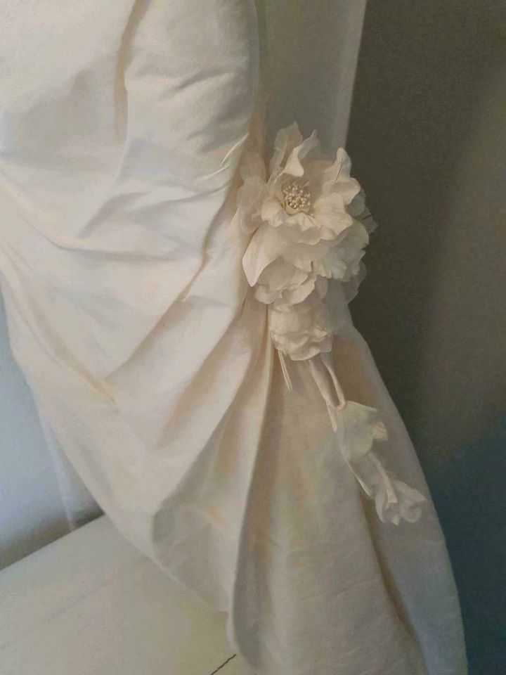 Brautkleid Satine 38/36 neu Seide in Göttingen