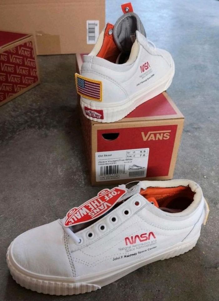 Vans x NASA Limited Schuh Tasche Windbreaker Jacke in Bayern - Memmingen |  eBay Kleinanzeigen ist jetzt Kleinanzeigen