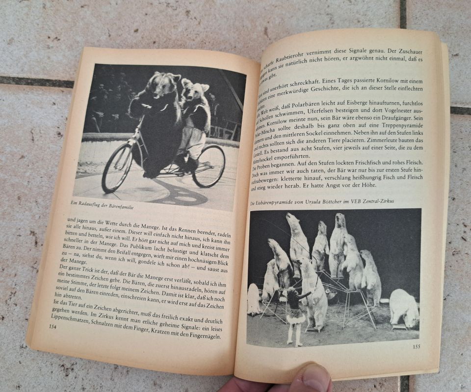altes DDR-Buch mit einigen Fotos im Buch / Mit Bären unterm Zirku in Merseburg