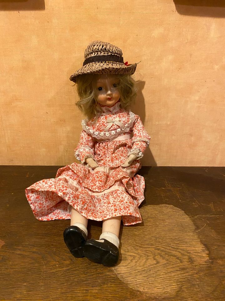 Porzellan Puppe Vintage antik mit Hut Mädchen in Vechta