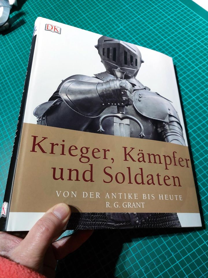 Buch "Krieger, Kämpfer und Soldaten: Von der Antike bis heute". in Nienburg (Weser)