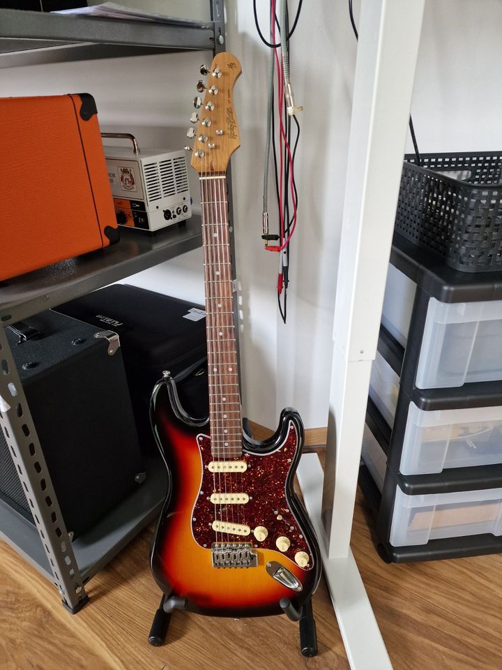 E-Gitarre Stratocaster Harley Benton ST-62 mit Upgrades in Berlin
