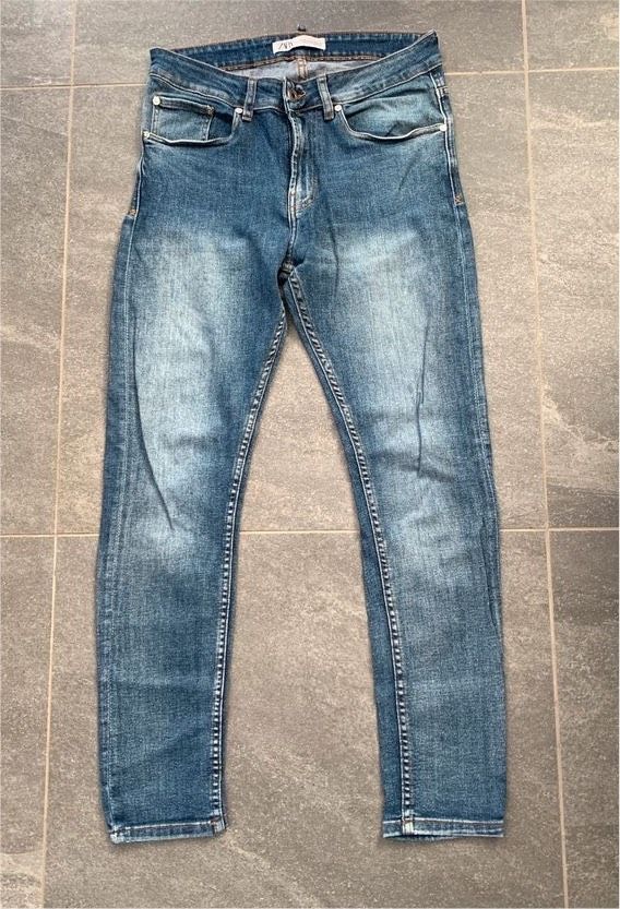 Jeans von Zara Gr. 30/30 in Berlin