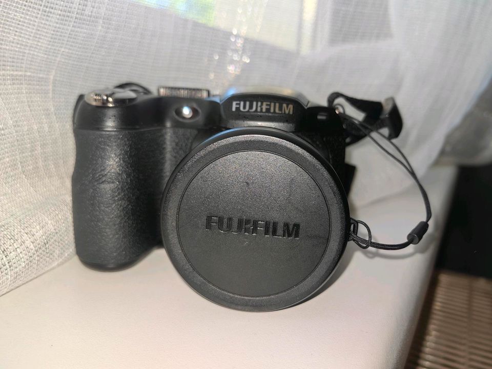 Fujifilm Digitalkamera FinePix S2950 Plus 2 Taschen in Eberswalde