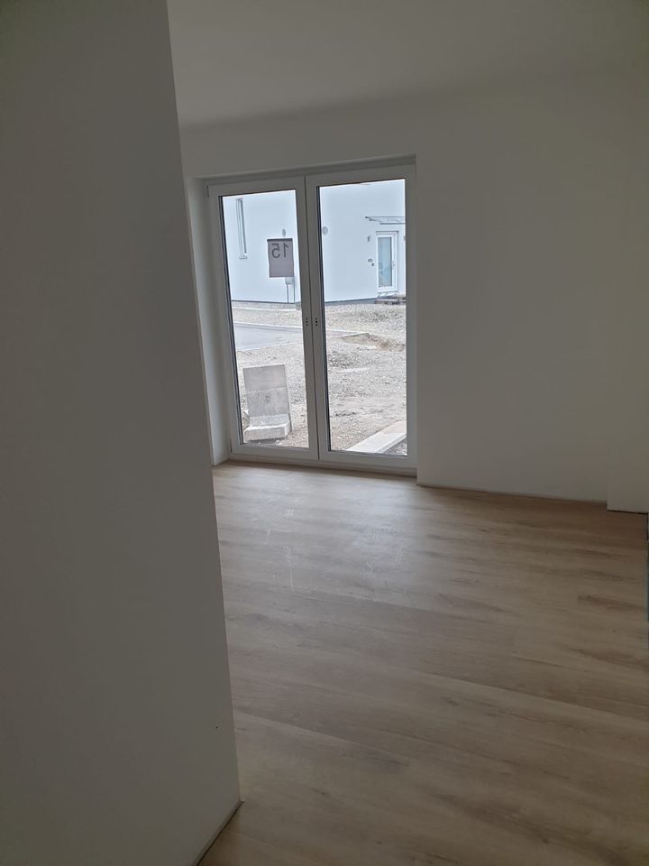 Erstbezug: Schöne Neubau 4-Zimmer-Whg.  m. Balkon u. Einbauküche in Crailsheim
