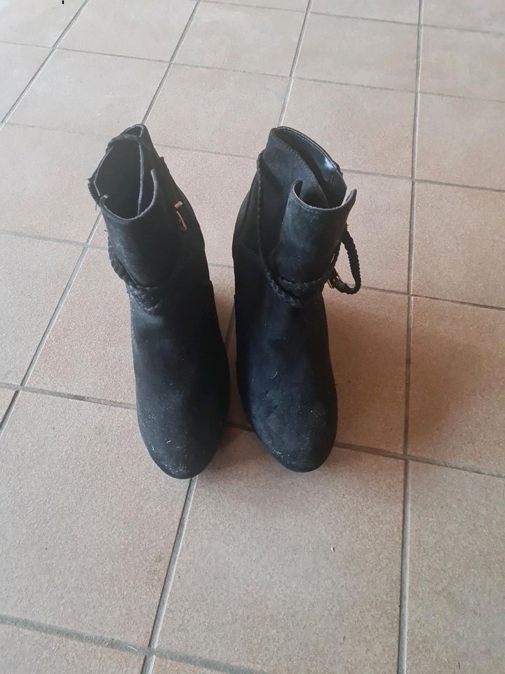 Schwarze Keilabsatzstiefel in Horb am Neckar