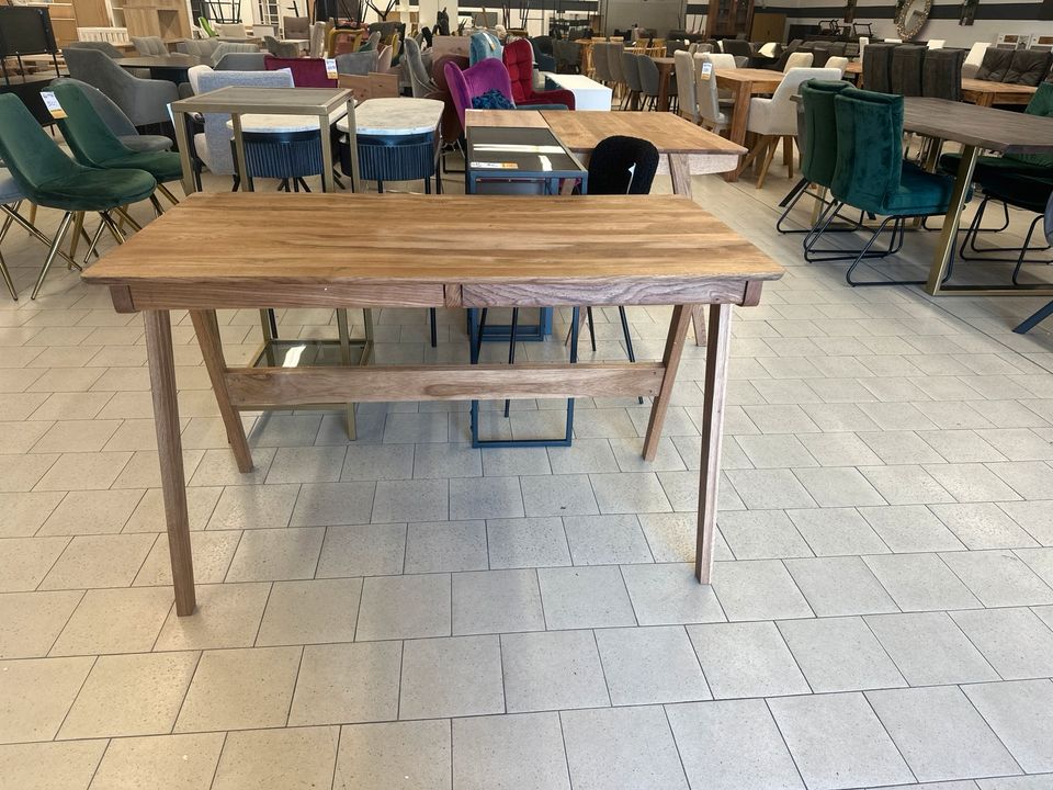 Schreibtisch aus Massivholz in Metten