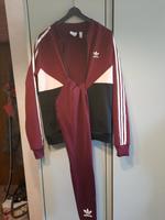 Adidas Trainingsanzug Gr 34 weinrot Niedersachsen - Wahrenholz Vorschau