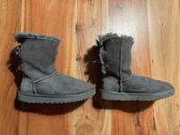UGG Damen-Winterstiefel BAILEY BOW II (Größe 36) – Grau Rheinland-Pfalz - Nackenheim Vorschau