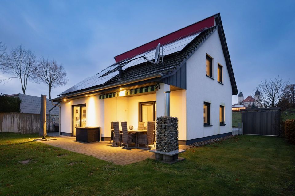 Luxuriöses Feriendomizil: Neues Einfamilienhaus mit exkl. Annehmlichkeiten in idyllischer Feldlage in Fünfseen