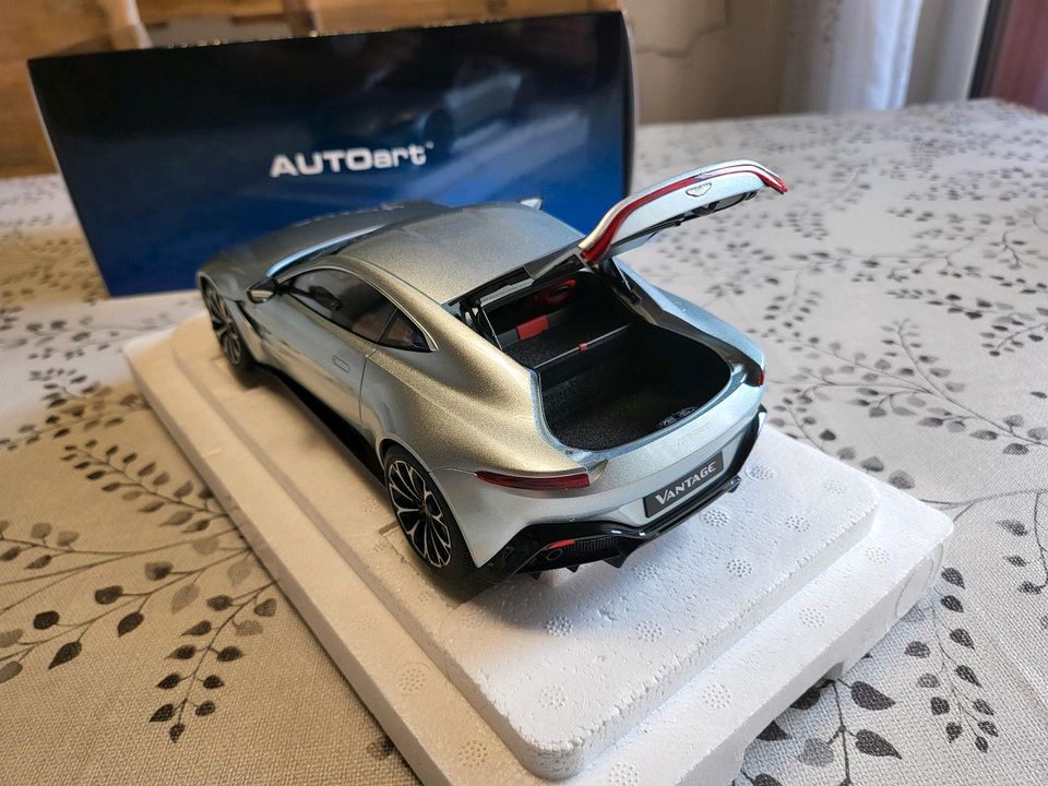 Aston Martin Vantage 2019 magnetic Silber 1:18 Autoart OVP 70276 in Senden