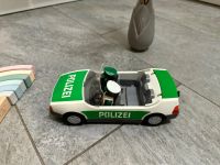 Playmobil 3903 Polizeiauto Polizei Auto grün/weiß inkl. Figuren Frankfurt am Main - Sachsenhausen Vorschau