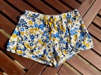 Süße Shorts von Sisley Gr. 130 Senfgelb blau Blumen Hessen - Runkel Vorschau