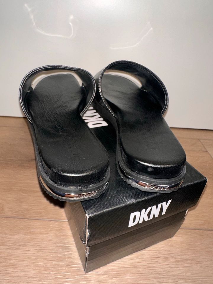 DKNY Baby Leder Pantoletten, Sandalen Neu! Gr.39 in Mettmann