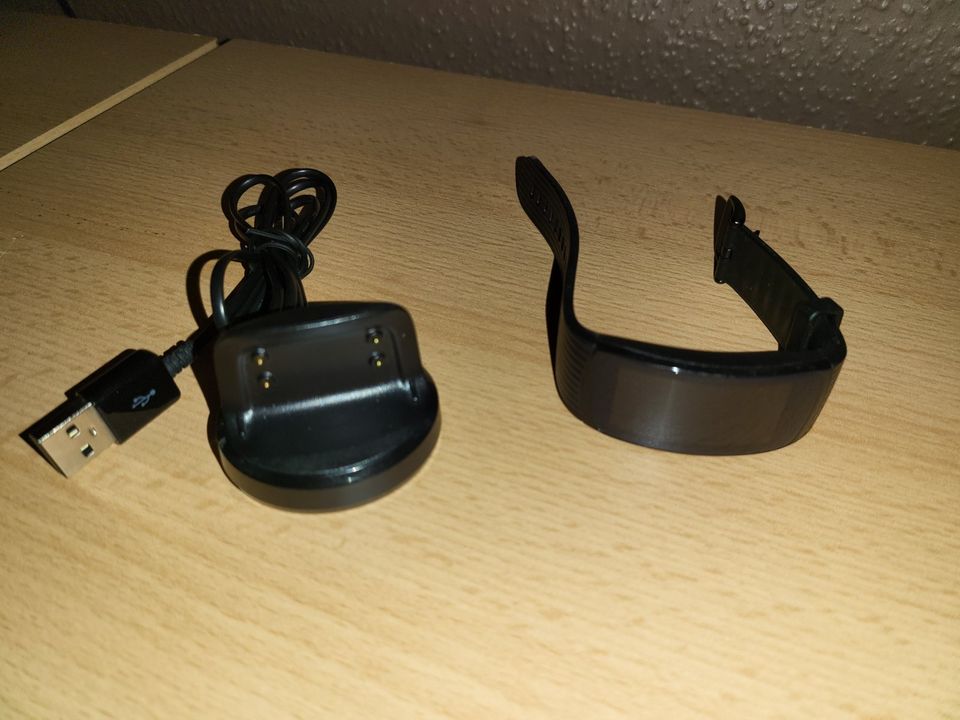 Samsung Gear Fit2 Pro schwarz SM-R365 mit integriertem MP3 Player in Merzig