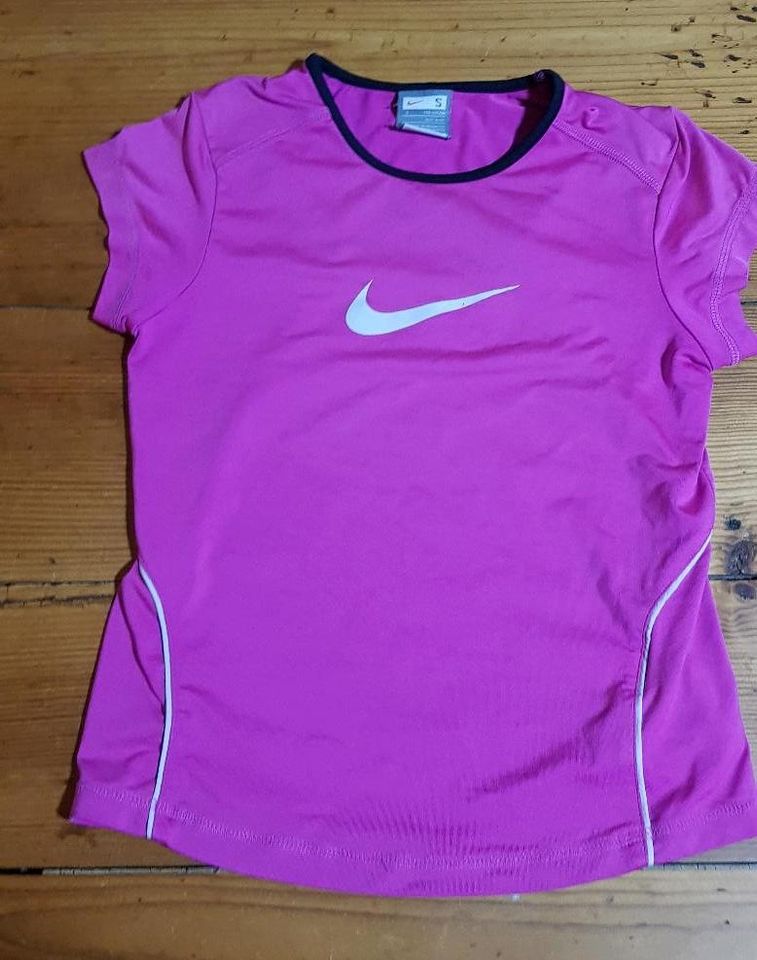 Sport T-Shirt Nike Mädchen Funktionsshirt lila Größe S/128 in Stemwede