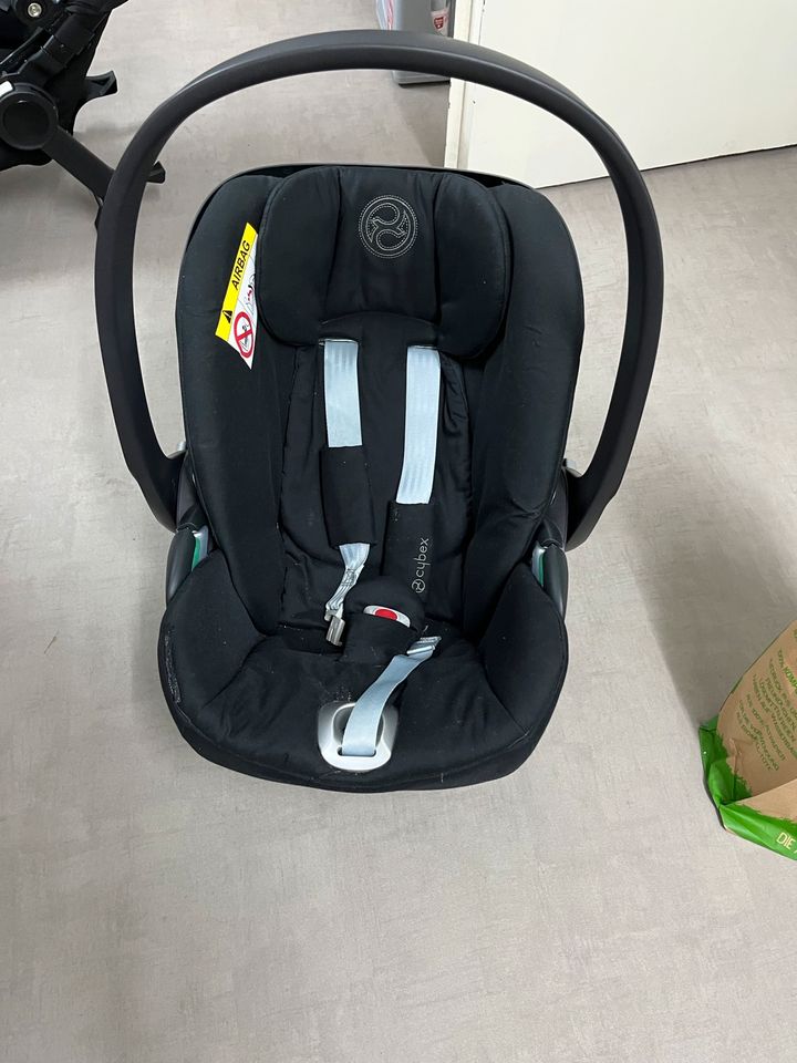 Maxi Cosi Cybex cloud z mit Neugeborenen Einlage in Kassel