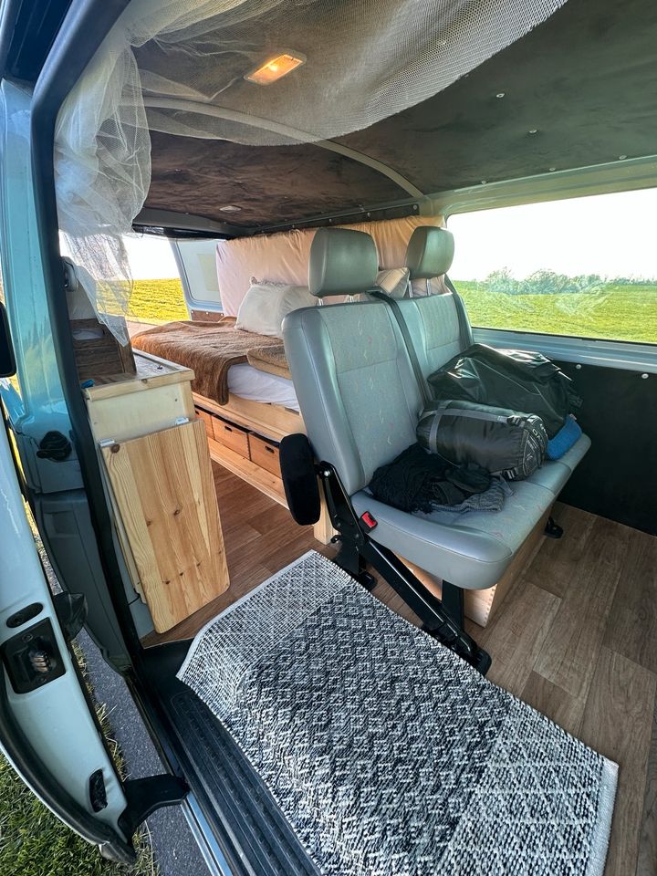 VW T5 Transporter 2,5 TDI mit DIY Campingausbau in Pantelitz