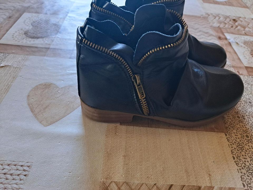 Neue Stiefeletten aus Kunstleder in Meiningen