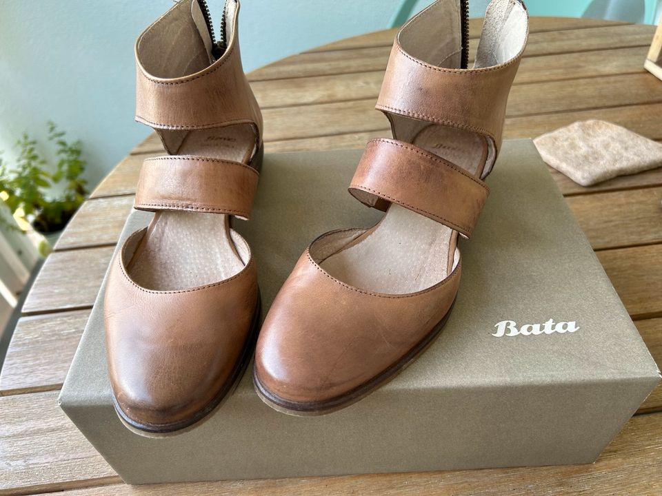 Formschöne Leder Sandaletten / Sandalen, leichter Patina Look in Blaustein