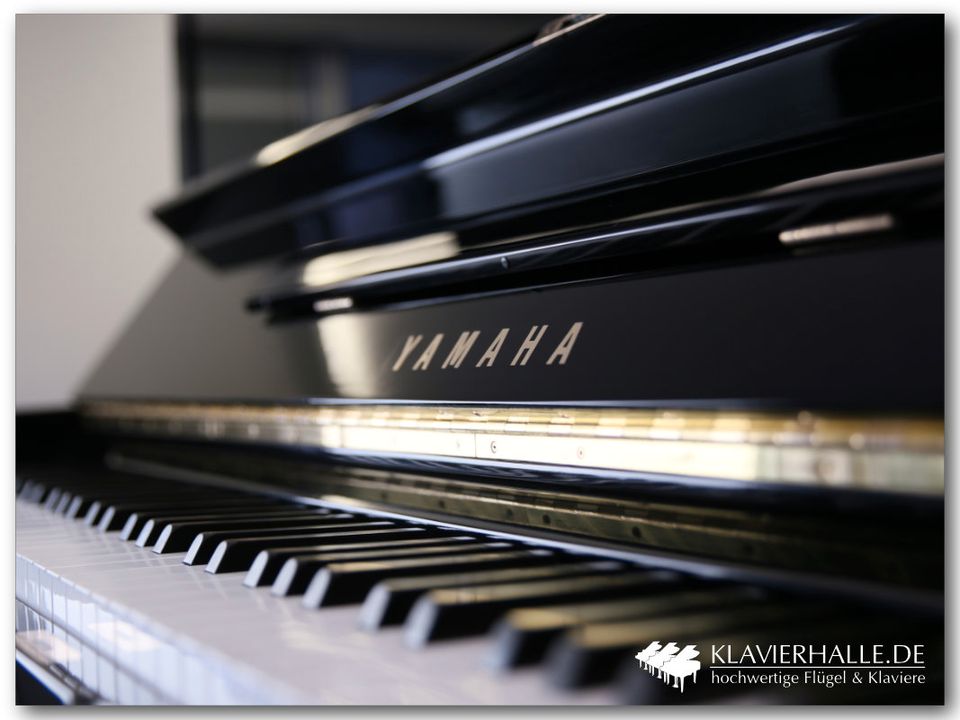 Yamaha Klavier, Modell U3, schwarz poliert ★ Renner-Hammerköpfe in Geist