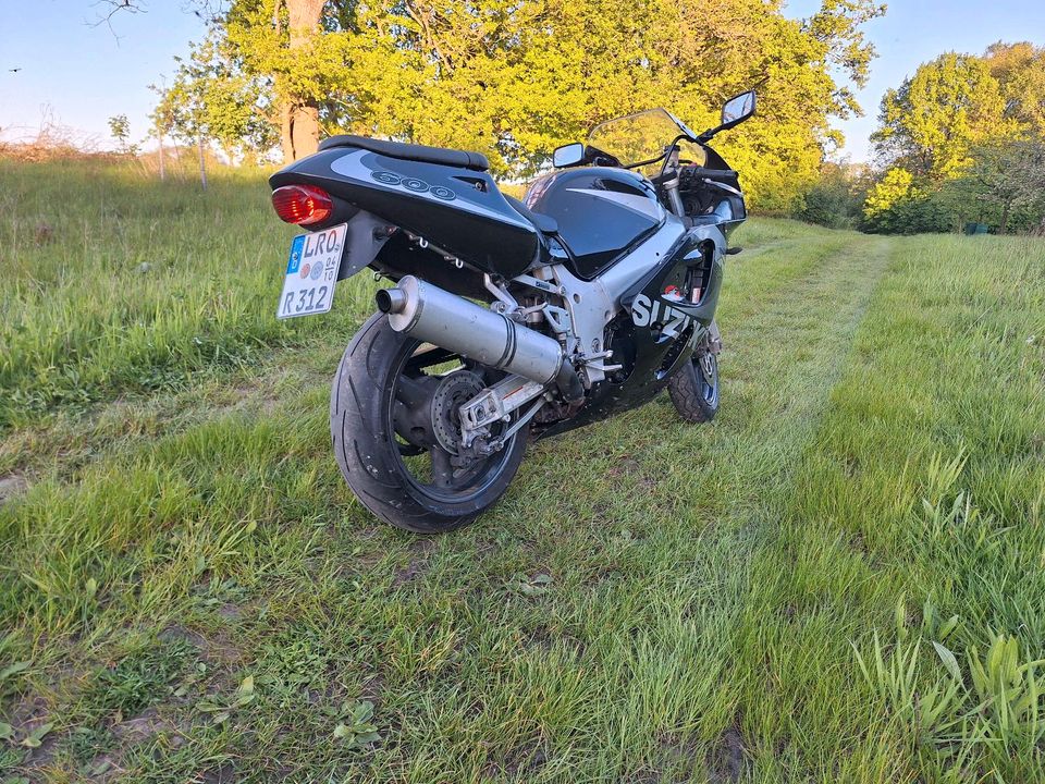 Suzuki GSX-R  Motorrad in Tessin