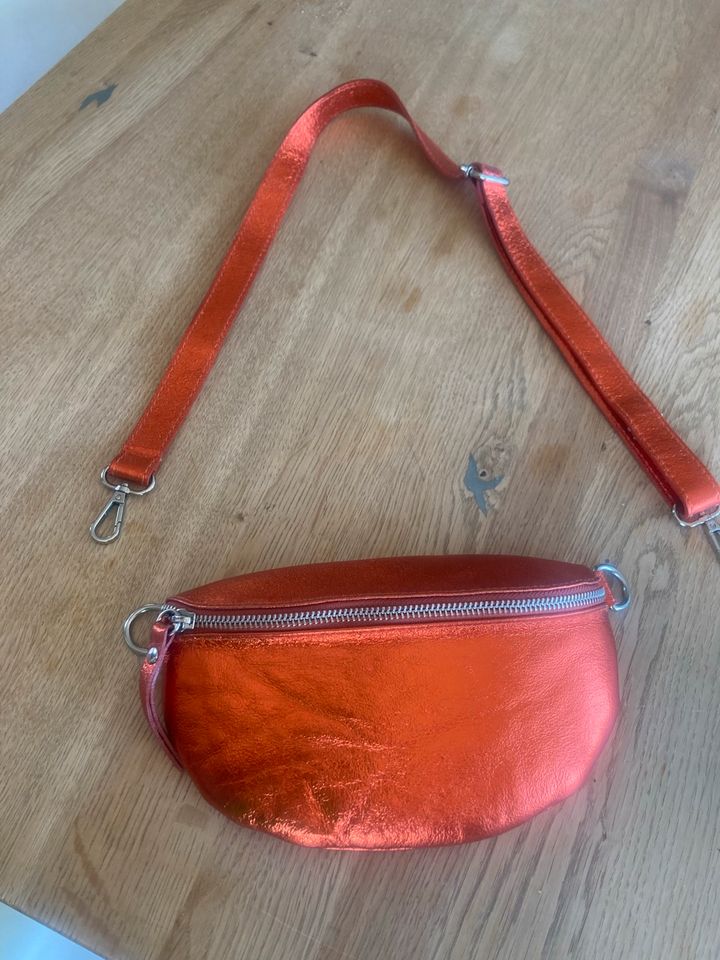 Cross-Body-Bag Leder, orange glänzend, ungetragen in Frankfurt am Main