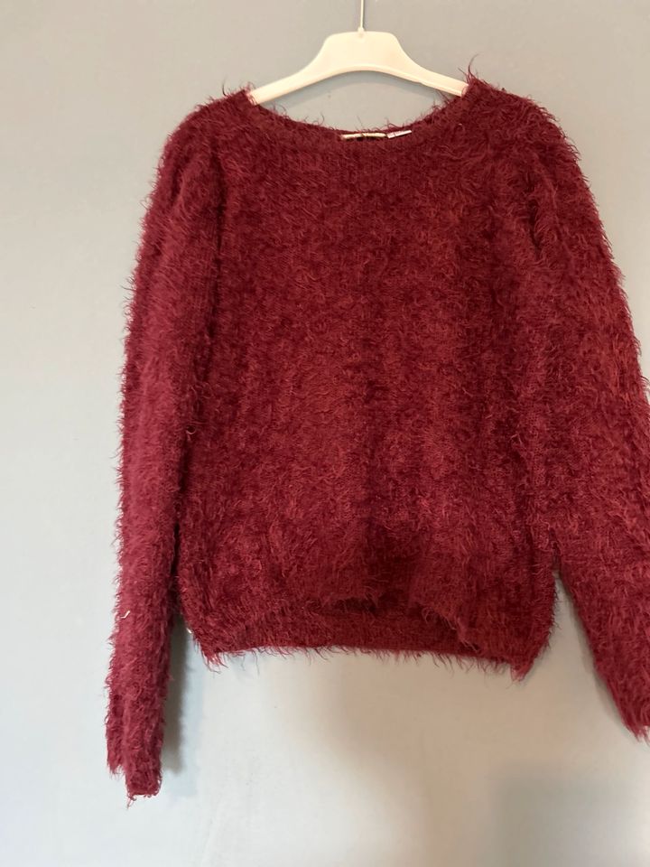 Rot/Lila farbiger Pullover in Rösrath