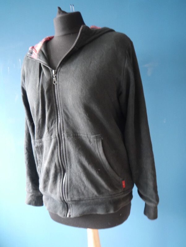 Schwarz rote Jacke Hoodie mit Kapuze Größe 34/XS in Kirchehrenbach