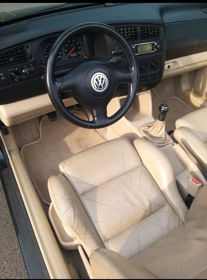 VW Golf 4 / IV Cabrio schwarz - beige Lederausstattung in Hamburg