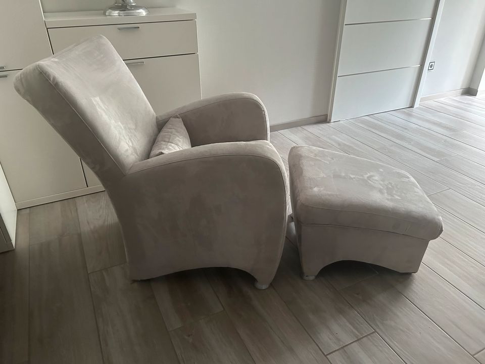 Sessel mit Hocker grau in Biedenkopf