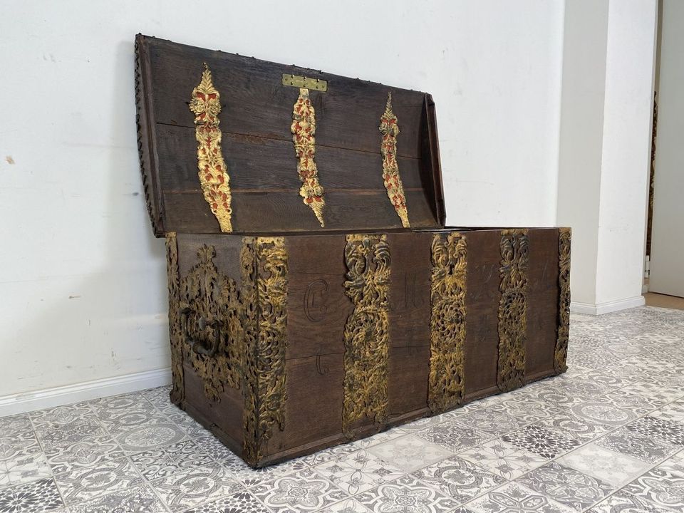 WMK Besonders schöne antike Truhe aus 1741, massiv Gebaut und mit Metallblech handbeschlagen - Kiste Piratentruhe Schatztruhe Kommode Wäschetruhe Vintage - Lieferung möglich in Berlin