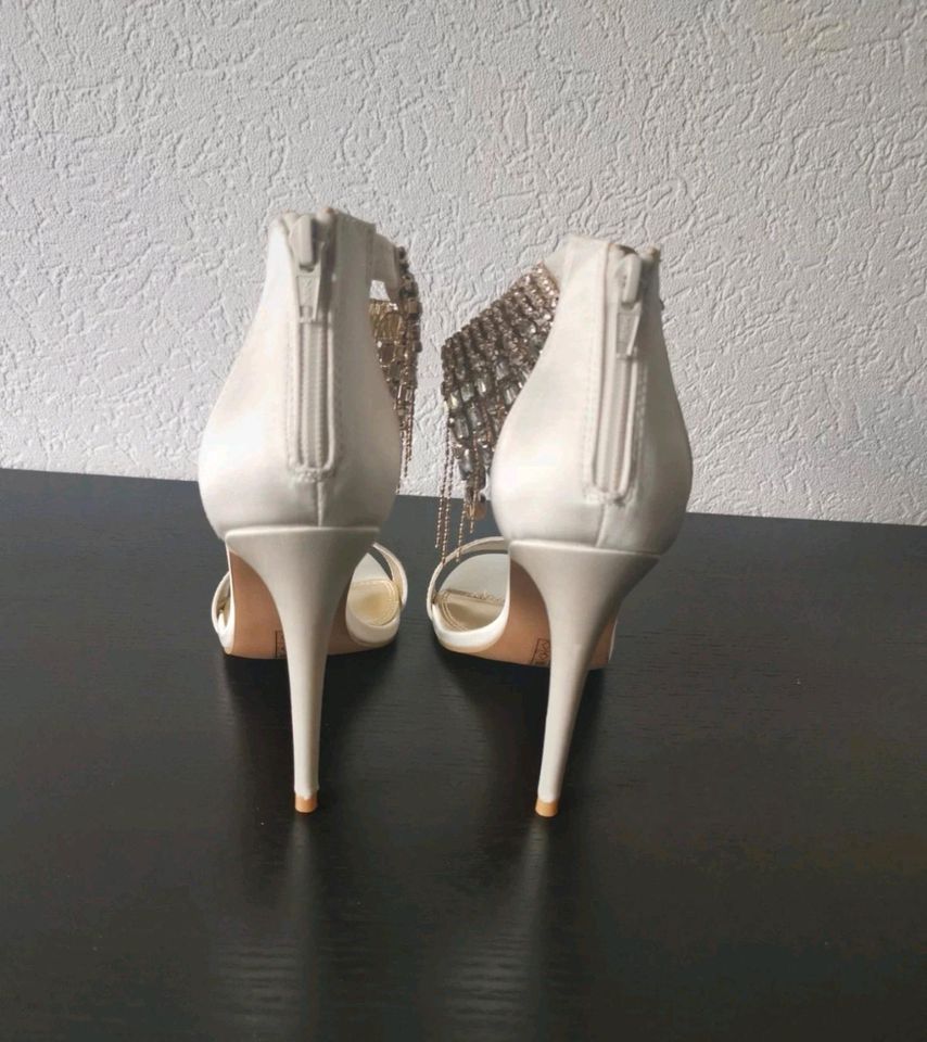 Brautschuhe mit Absatz und Kristall Verzierung, High-Heel-Pumps in Duisburg