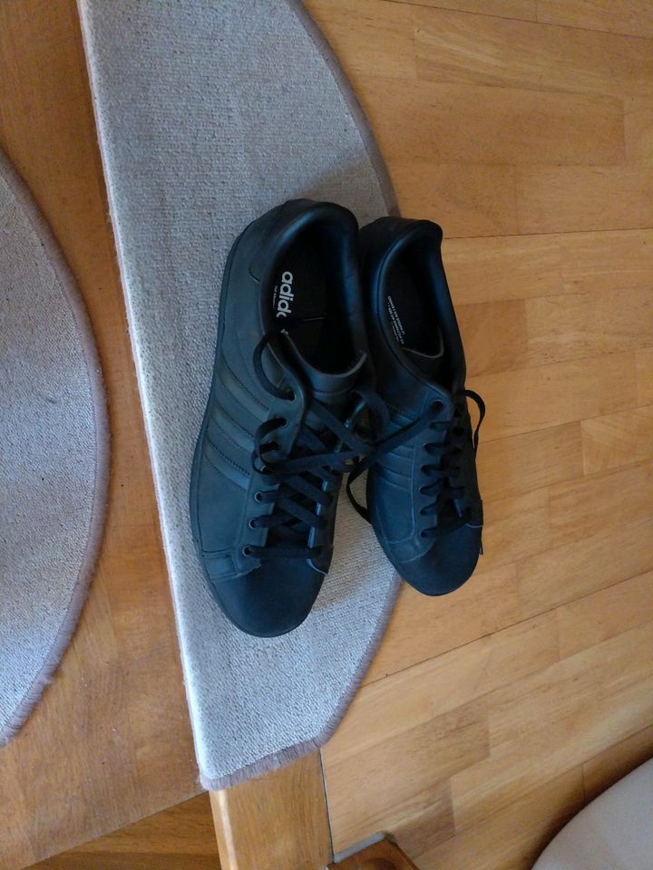 Adidas Herren Sneaker Größe 46 schwarz No nike in Schwalmstadt