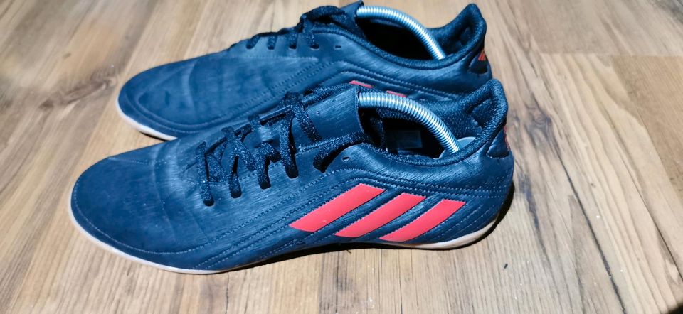 Adidas fussball sneaker Gr 43.5 Top in Dillenburg