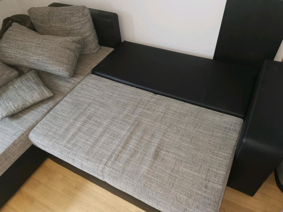 Schlafcouch L-Form ausziehbar 250x180cm schwarz grau Textil in Hamburg