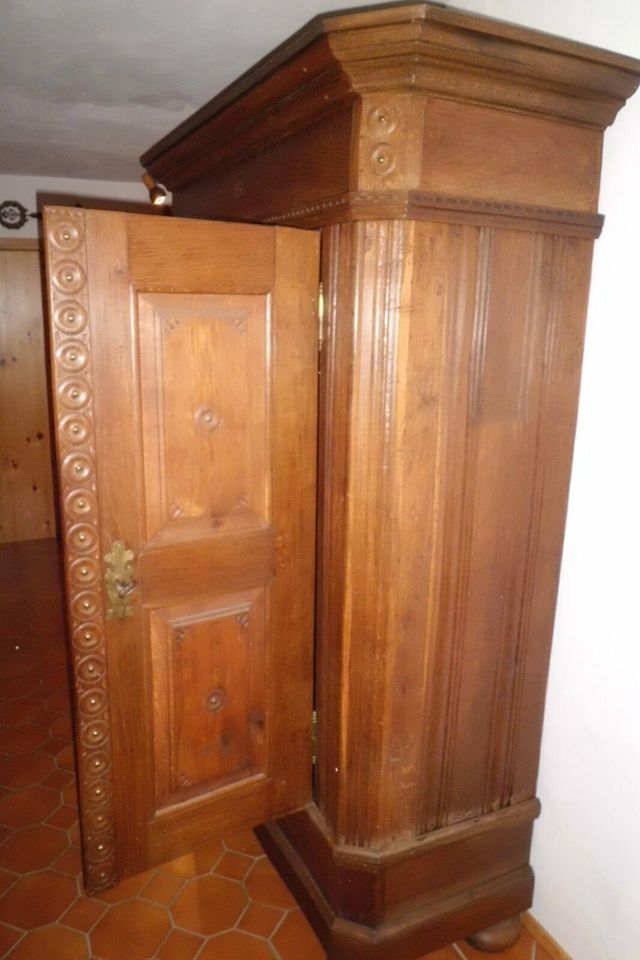 Antiker Eicheschrank massiv, Garderobenschrank Barock in Loßburg