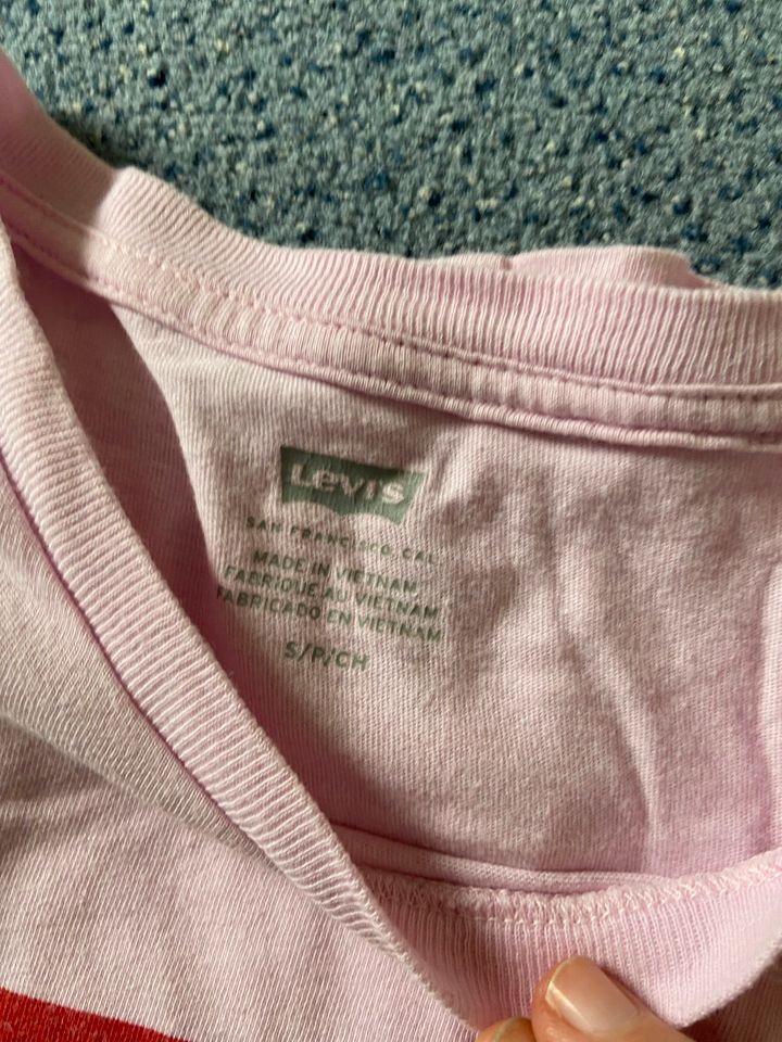 Zwei rosa Levi‘s T-Shirt Größe S in Wallenhorst